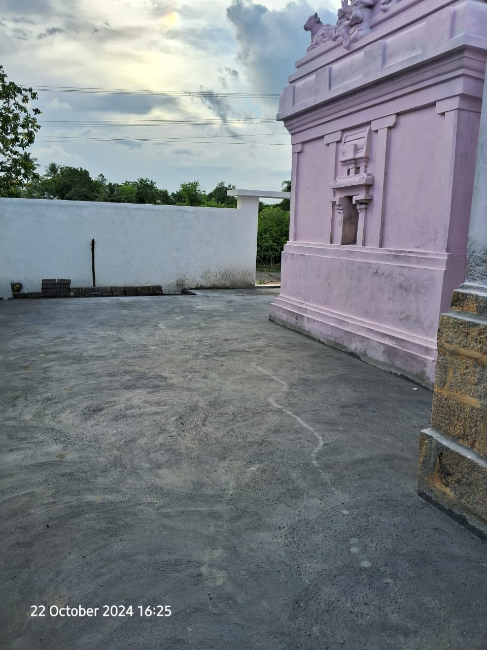 Temple lamps arranged in circular pattern